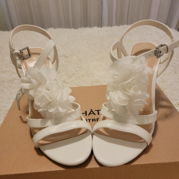 Le Chateau White Flower Heels - Picture 1 of 5